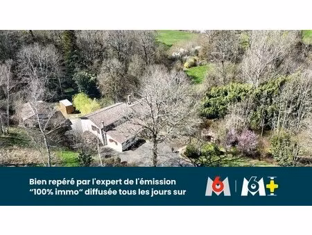 une maison à usage d'habitation avec dépendances  étang et terrain attenant et non...