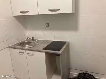 un joli studio avec un jardin à louer