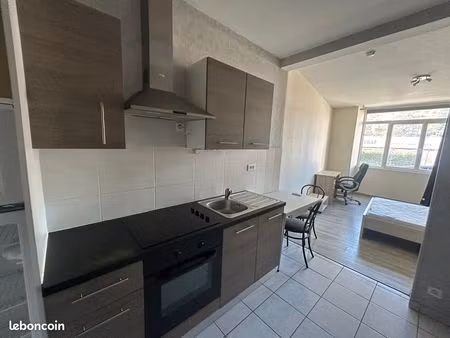 à louer – studio rénové meublé de 27 m²