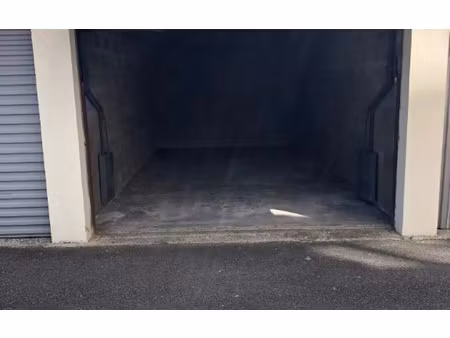 location stationnement  14 m² t- à lyon 4  146 €