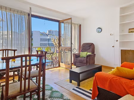 2 pièces meublé avec balcon proche commerces.