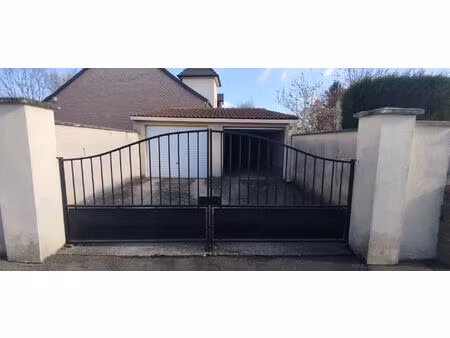 double garage  proche rue jean moulin