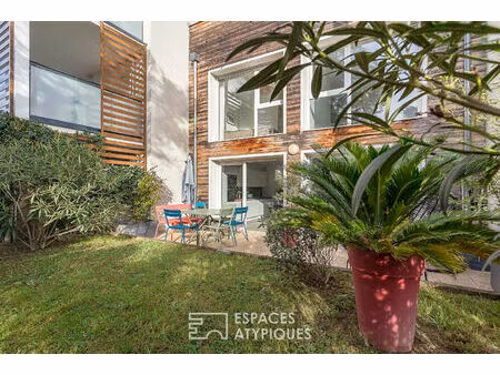 duplex contemporain avec jardin dans le centre d'ecully