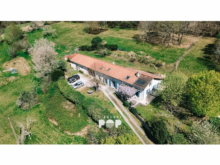 longère avec dépendances à chateau l'évêque