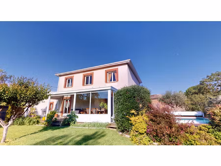 villa t5 à proximité du centre.