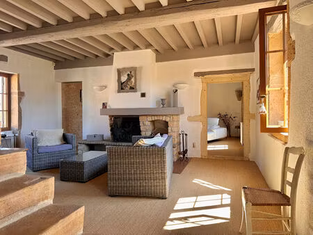 liergues maison en pierres centre village avec piscine et jardin