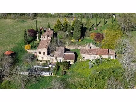 propriété en pierre du périgord avec dépendances  piscine  vue dégagée et calme !