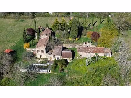 propriété en pierre du périgord avec dépendances  piscine  vue d