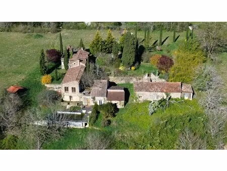 propriété en pierre du périgord avec dépendances  piscine  vue dégagée et calme !