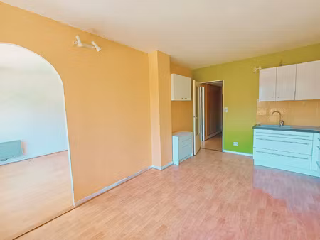 aubenas - appartement 1 piece 41m2 - balcon et ascenseur