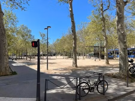 location commerce 75 m²