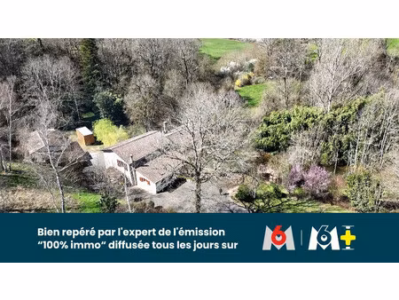 une maison à usage d'habitation avec dépendances  étang et terrain attenant et non attenan