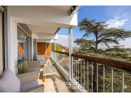 appartement rénové avec vue sur lyon et la chaîne des alpes