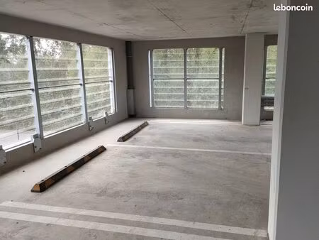 place parking sécurisée - libre de suite