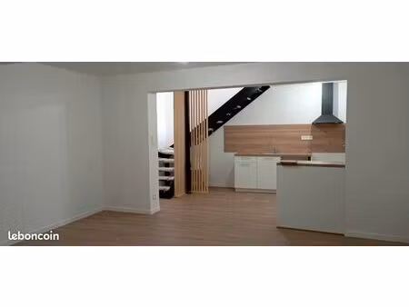 à louer – appartement atypique t3 de 70 m² avec cour intérieure – centre de bazas