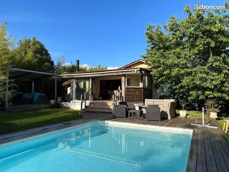 maison plain-pied 156 m² habitable dont studio 29 m² – parcelle de 975m² avec piscine – ce