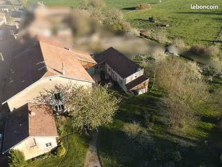 corps de ferme au coeur du village