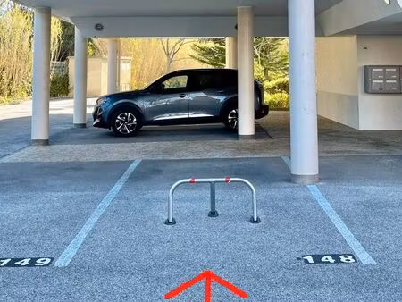 parking couvert avec arceau dans résidence fermée au lavandou