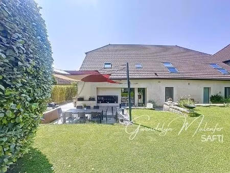 magnifique maison en pierre avec intérieur contemporain