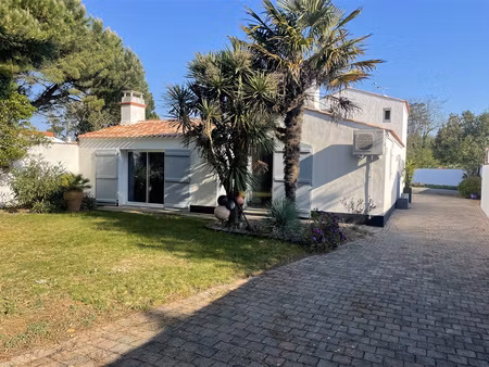 a deux pas du bois des eloux