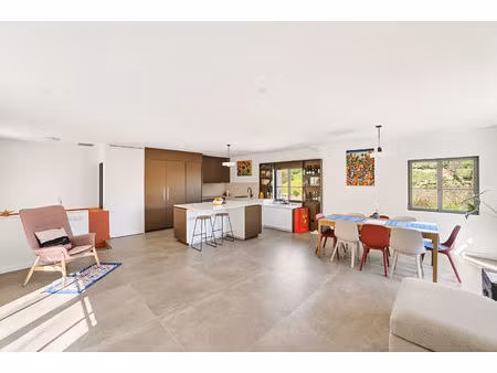 havre de paix  pour cette maison de 150 m² au coeur de poleymieux-au-mont-d'or