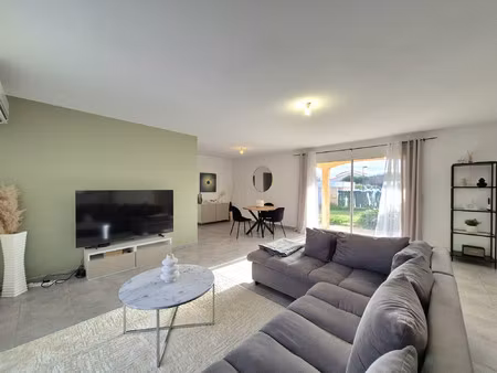 maison plain pied sur 4 faces avec jardin et garage au calme