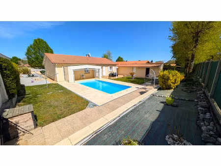 superbe villa f4 sur terrain 682 m² avec piscine et dépendance.