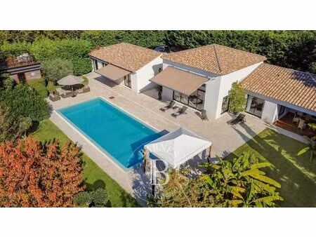 roquefort les pins - villa de plain-pied - 5 chambres plus un studio