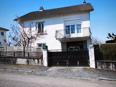 maison de trois chambres sur sous sol.