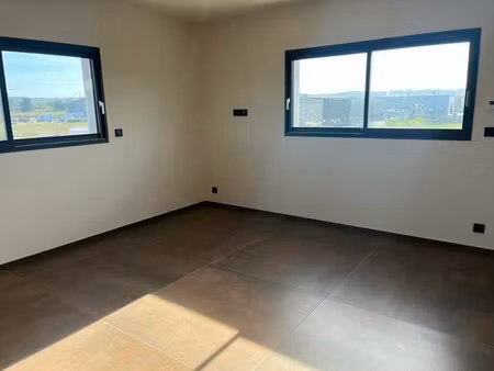 location local professionnel 97m² vauvert 30600