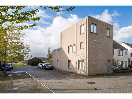 modern en zeer goed onderhouden gelijkvloersappartement net buiten het centrum!