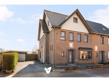 recent gerenoveerde ruime woning (220m²) met 5 slaapkamers en tuin met tuinkamer te bering