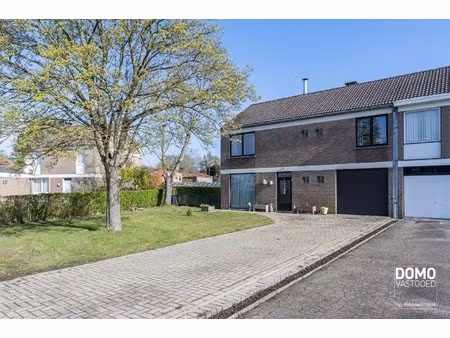 rustig gelegen halfopen bebouwing met 4 slaapkamers en extra studio op een perceel van 11a