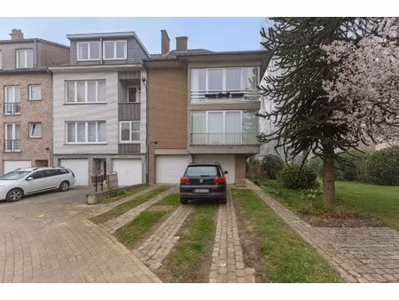 opbrengsteigendom met 4 wooneenheden en 2 garages