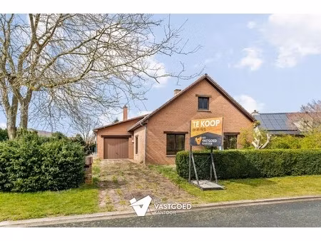 te renoveren woning met 3 slaapkamers rustig gelegen op een perceel van 760m² te leopoldsb