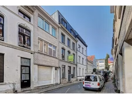 glvl appt met drie slaapkamers - verhuurd aan 4 7% netto rendement