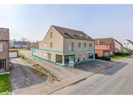 ruim handelspand (showroom/bureau en zeer groot magazijn) met veel mogelijkheden te bilzen