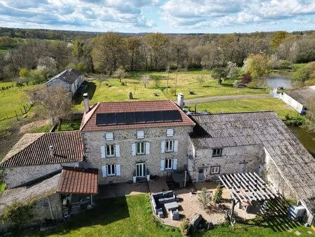 située dans un cadre enchanteur  grande maison familiale  autres bâtiments et un peu moins