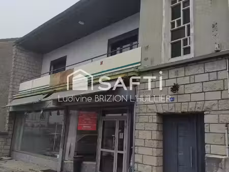 espace commercial et logement familial.