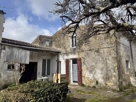 charentaise au coeur d'un hameau avec jardin et garage