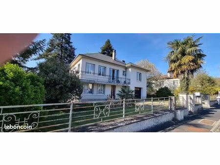 beaulieu sur dordogne à 5 mn du centre historique  grande maisont5 dans parc arboré