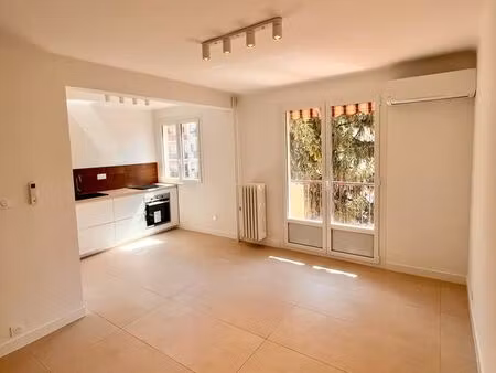 appartement 2 pièces rénové avec prestations de qualité – location directe sans agence