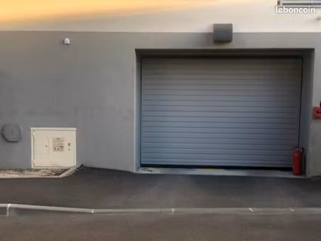 box de stationnement avec borne de recharge electrique