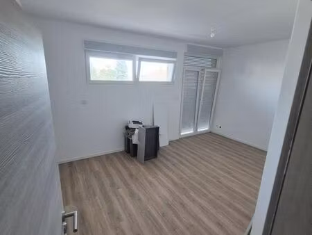 appartement f3 – 65 m² entièrement rénové avec balcon