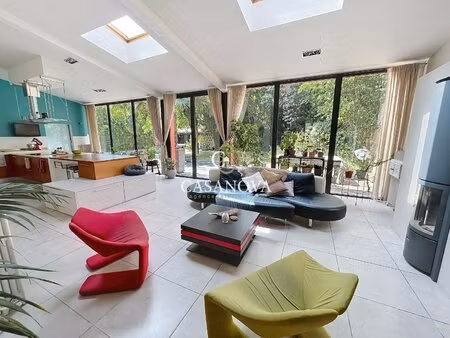 maison de caractere avec jardin et piscine. grand garage. centre-ville tous commerces....