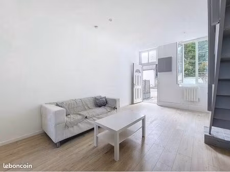 à louer belle maison de ville meublé