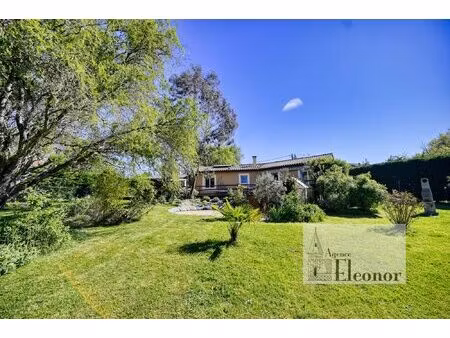 maison contemporaine de plain-pied avec grand terrain – proche