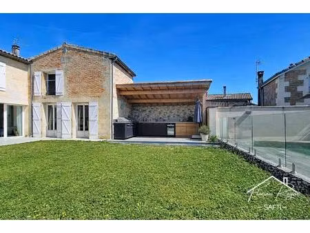 maison de ville en pierre avec piscine au calme.