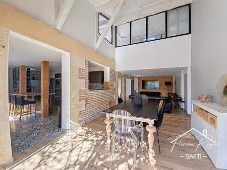 belle maison en pierre proches des commodités.