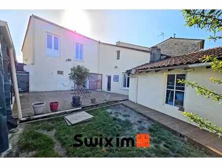 maison au cœur du village de saint yzans de medoc